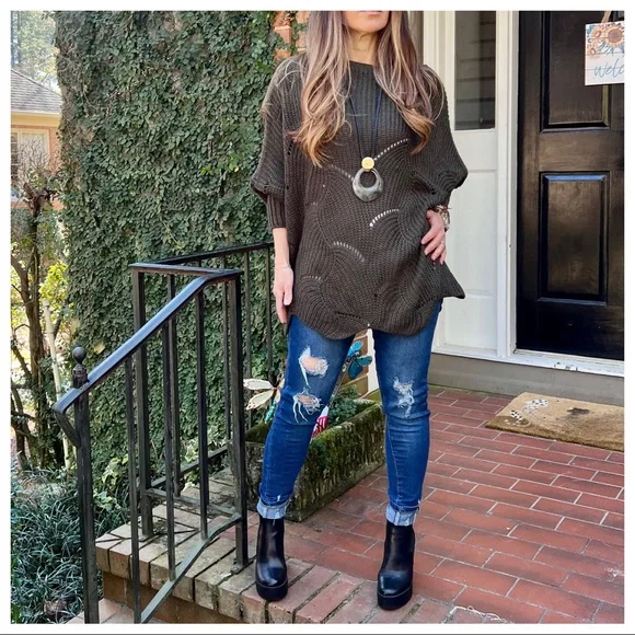 Made in Italy Chic Scallop Hem Loose Fit Sweater - Picture 4 of 8